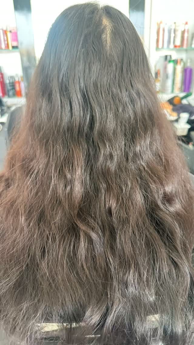 Sometimes all it takes is a few strands of red to fall in love with your hair again. 😍❤️

Watch the transformation from soft brunette to rich, dimensional color with that perfect bounce.

Your beauty deserves the best. Come experience the Diseños difference. 💕

💇💅💄

📍 Schotlandstraat 41, The Shops at Ling & Sons
☎️ 297 5834644
📲 297 7477744
🌐 https://disenosaruba.com/